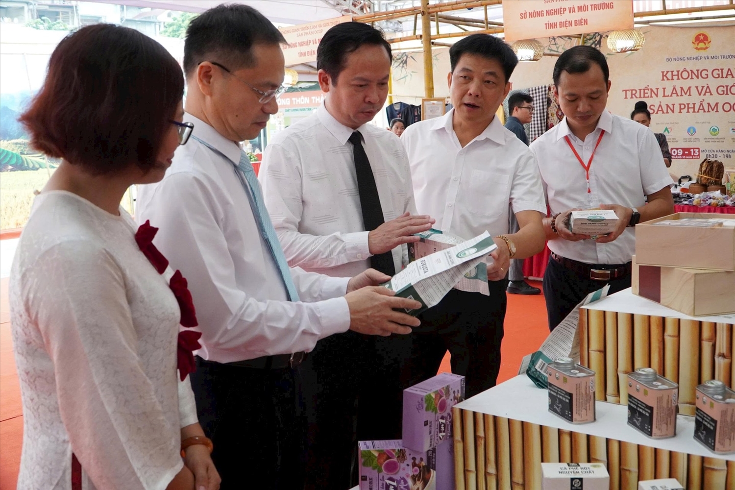 Các đại biểu tham quan các gian hàng tại Hội chợ.