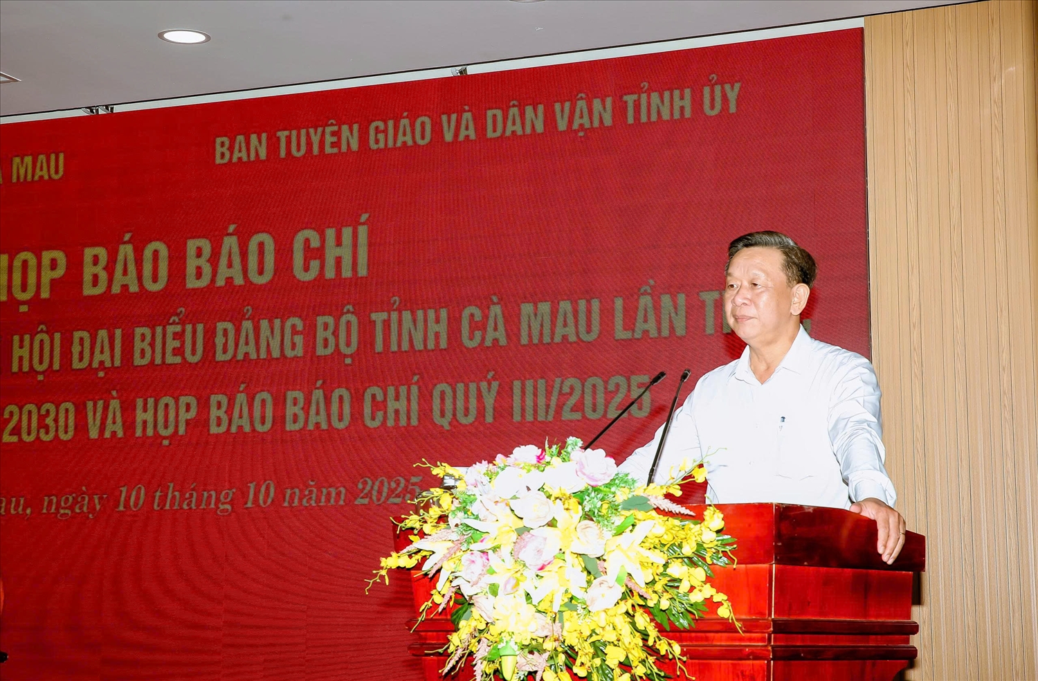 Ông Hồ Trung Việt, Trưởng ban Tuyên giáo và Dân vận Tỉnh ủy tỉnh Cà Mau thông tin về công tác chuẩn bị Đại hội 