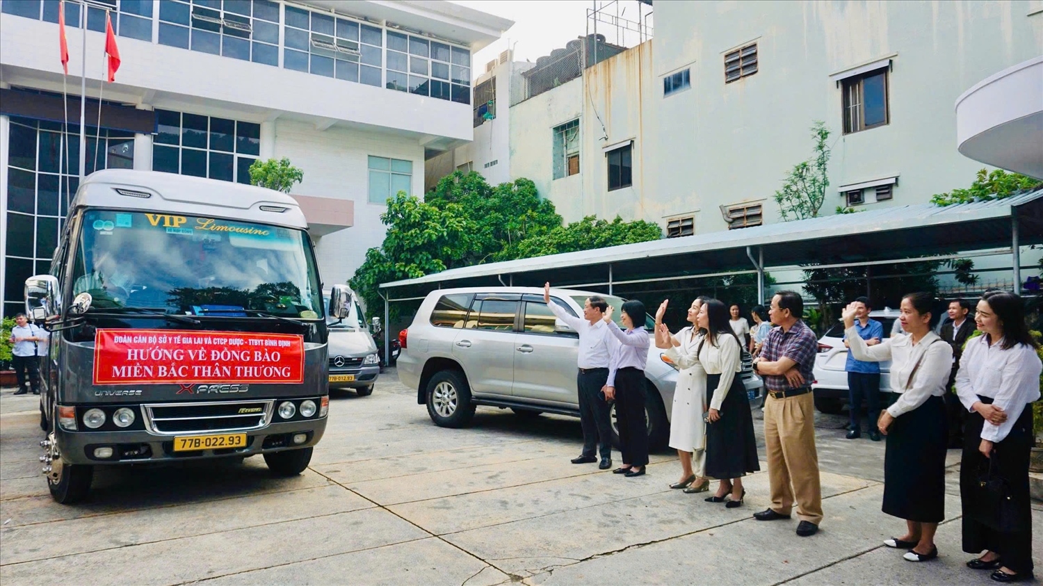 Lãnh đạo tỉnh Gia Lai tiễn đoàn cán bộ y tế lên đường hỗ trợ người dân các tỉnh phía Bắc bị ảnh hưởng bởi bão số 11 gây ra (Ảnh P.H)