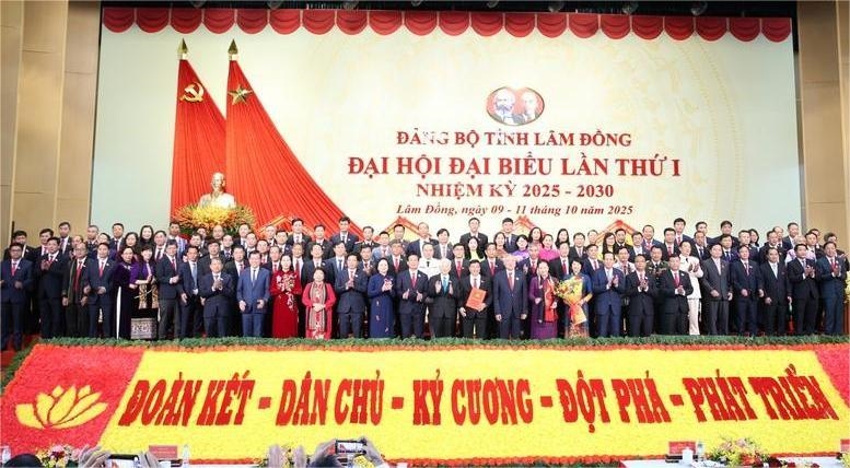 Phó Thủ tướng Thường trực Chính phủ Nguyễn Hòa Bình cùng lãnh đạo, nguyên lãnh đạo Đảng, Nhà nước chụp ảnh cùng Ban Chấp hành Đảng bộ tỉnh Lâm Đồng nhiệm kỳ 2025-2030.