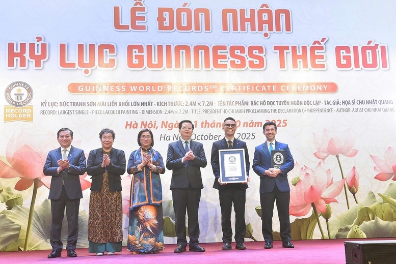 Phó Thủ tướng Mai Văn Chính cùng các đại biểu tại Lễ đón nhận Kỷ lục Guinness Thế giới: Bức tranh sơn mài 'Bác Hồ đọc Tuyên ngôn Độc lập' - Ảnh: VGP/Giang Thanh