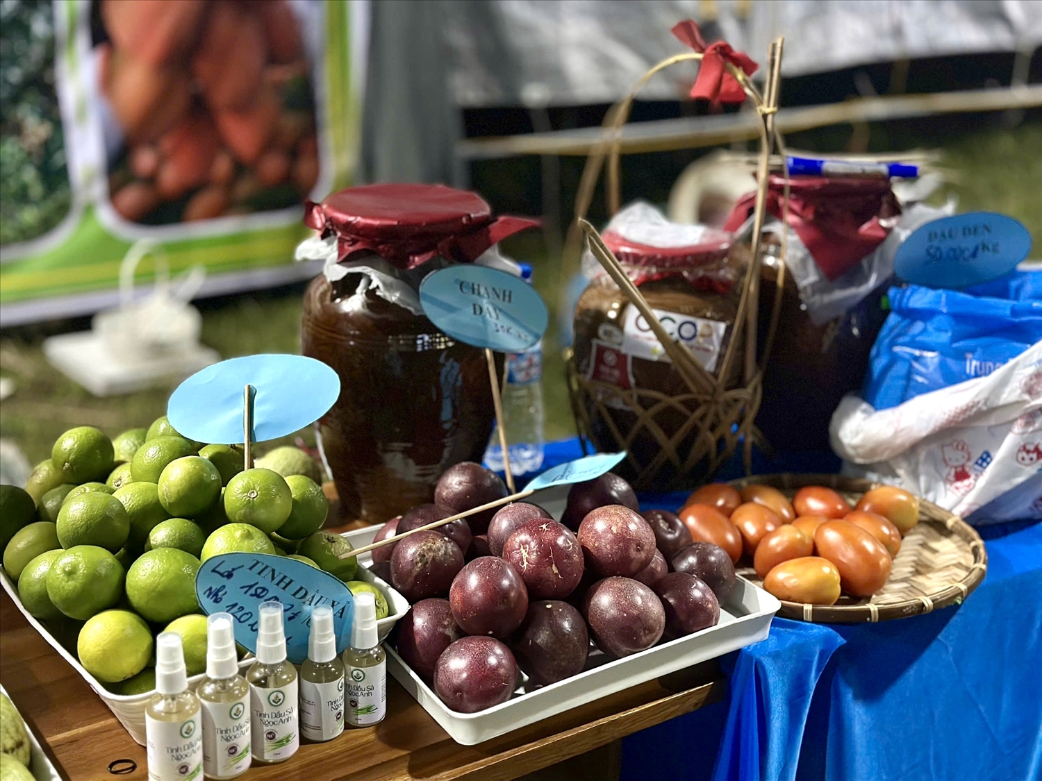 Các gian hàng mang đến phiên chợ những sản phẩm nông sản đặc trưng, sản phẩm an toàn, chất lượng 