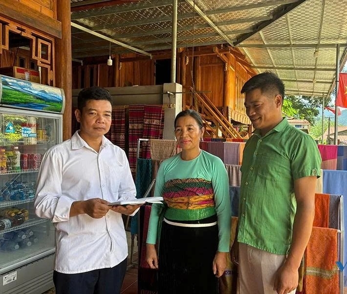 Bí thư chi bộ Hà Văn Lương (ngoài cùng bên trái), thôn Lặn Ngoài (xã Pù Luông) nắm bắt tình hình đời sống người dân. 