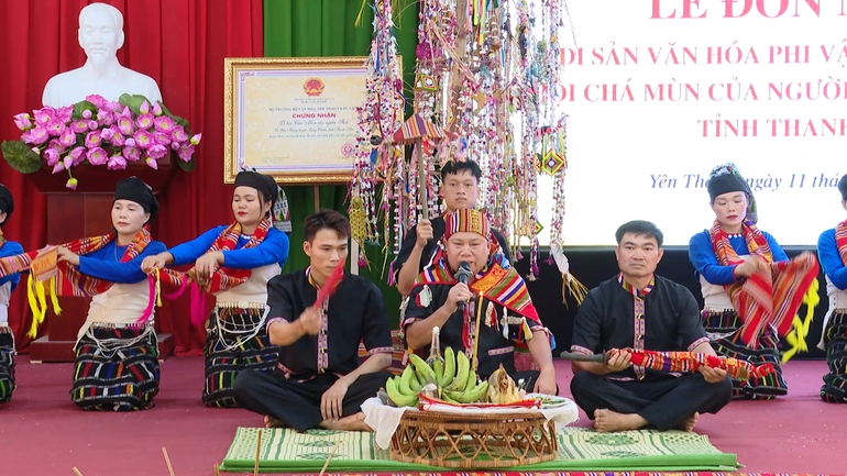 Lễ hội Chá Mùn được tái hiện trên sân khấu.