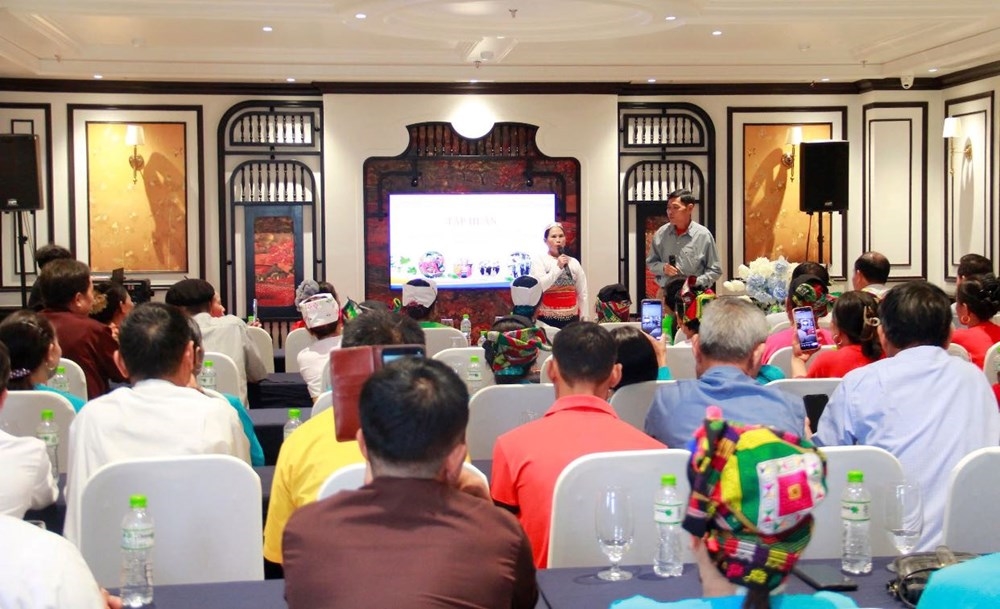 Các học viên được chuyên gia, nghệ nhân phổ biến, trao đổi, chia sẻ kinh nghiệm trong việc bảo tồn văn hóa truyền thống gắn với phát triển du lịch cộng đồng