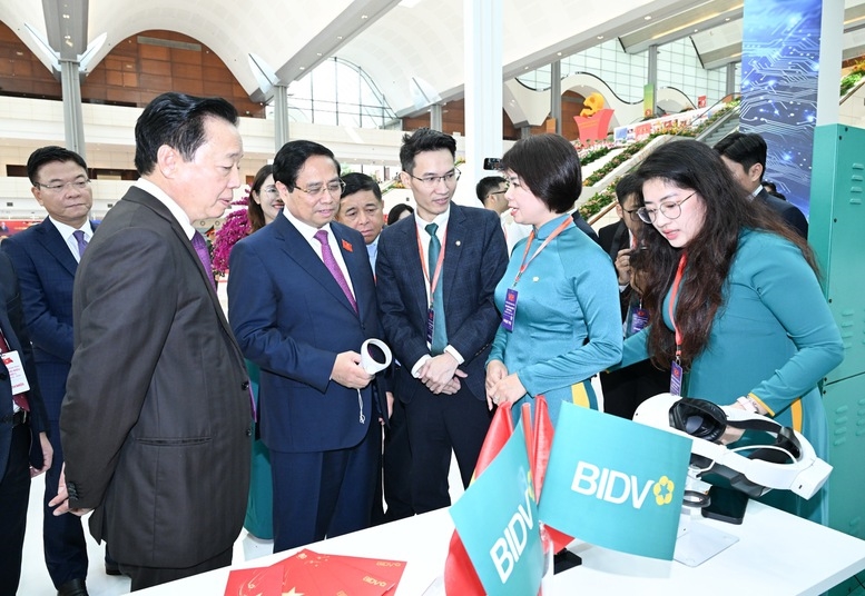 Thủ tướng Phạm Minh Chính và các đại biểu tham quan các triển lãm được tổ chức nhân dịp Đại hội - Ảnh: VGP