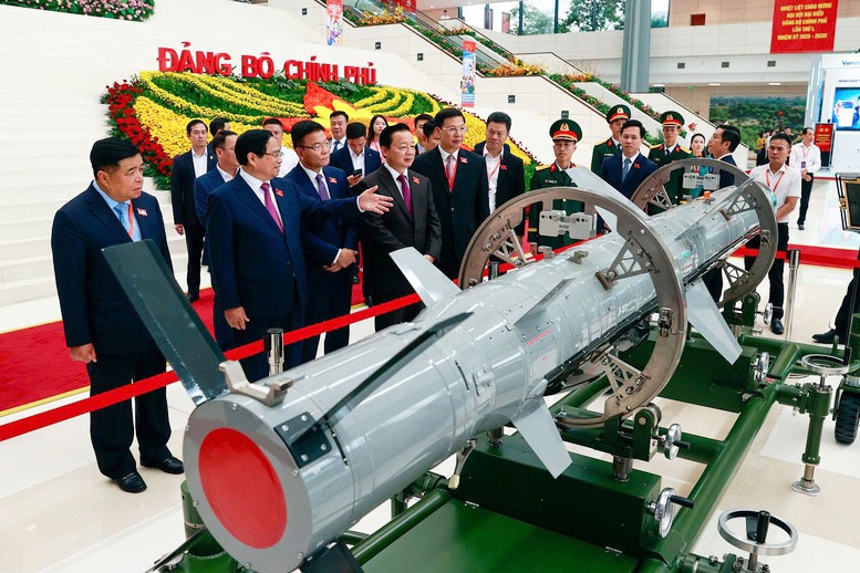 Thủ tướng Phạm Minh Chính và các đại biểu tham quan các triển lãm được tổ chức nhân dịp Đại hội - Ảnh: VGP/Nhật Bắc