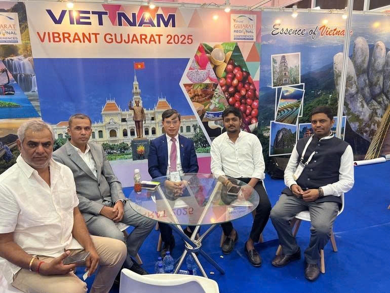 Tham tán thương mại Việt Nam tại Ấn Độ Bùi Trung Thướng cùng các doanh nghiệp tại Gujarat. (Ảnh: Thương vụ Việt Nam tại Ấn Độ)
