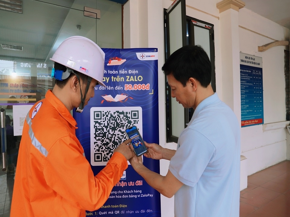 EVNNPC sử dụng hình thức thanh toán qua áp, không dùng tiền mặt