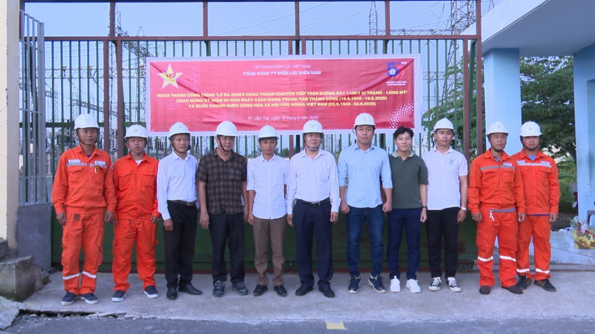 Đại diện lãnh đạp EVNSPC và các đơn vị liên quan tham gia đóng điện công trình: Lộ ra 220 kV Châu Thành chuyển tiếp trên đường dây 110 kV Vị Thanh - Long Mỹ thuộc TP. Cần Thơ 