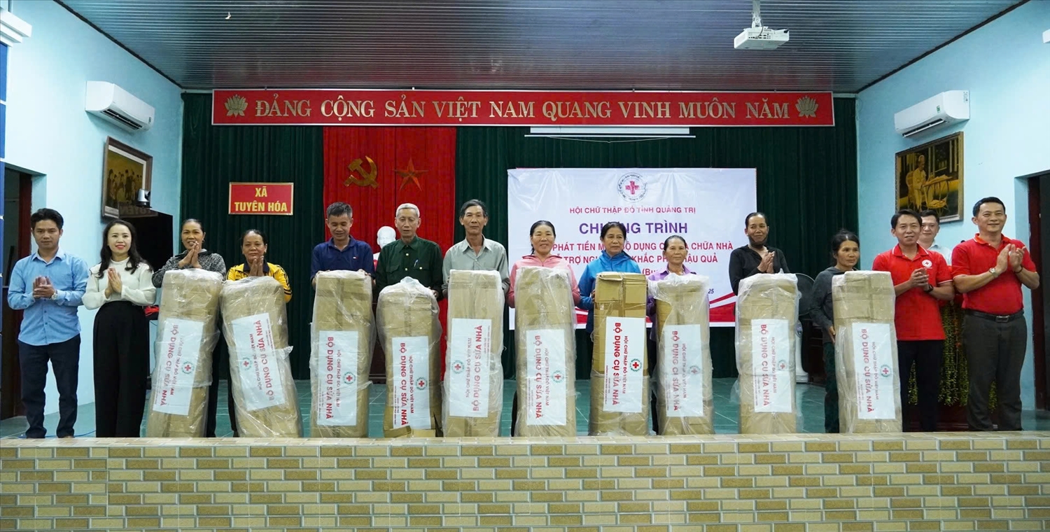 Hội Chữ thập đỏ tỉnh Quảng Trị trao dụng cụ sửa chữa nhà ở cho bà con bị thiệt hại sau bão số 10 (Ảnh: N.H)