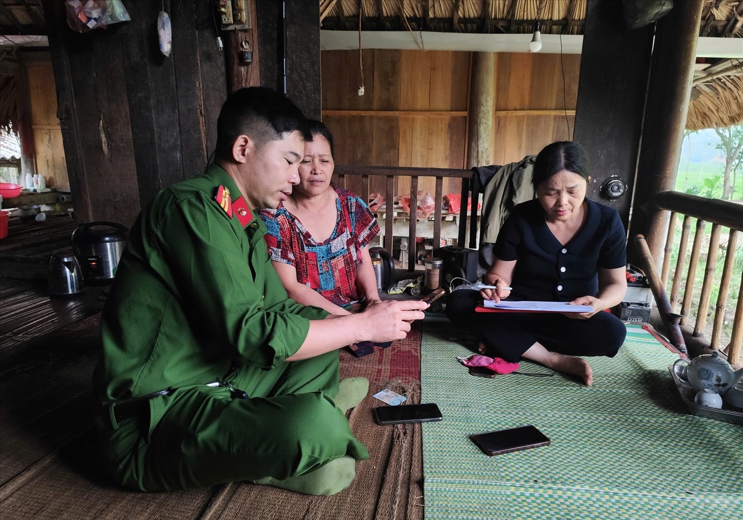 Cán bộ Công an xã Thái Bình hướng dẫn người dân khai thác thông tin, chuyển đổi số trên điện thoại di động qua ứng dụng VNelD 