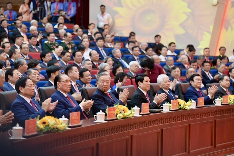 Tổng Bí thư Tô Lâm, Chủ tịch nước Lương Cường, Thủ tướng Phạm Minh Chính, Chủ tịch Quốc hội Trần Thanh Mẫn, và các đồng chí nguyên lãnh đạo Đảng, Nhà nước dự phiên khai mạc Đại hội Đại biểu Đảng bộ TP. Hồ Chí Minh lần thứ I, nhiệm kỳ 2025-2030 - Ảnh: VGP