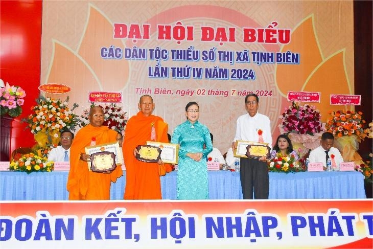 Ông Chau Kim Sa Ry (ngoài cùng bên phải) là tấm gương người có uy tín tiêu biểu được biểu dương tại Đại hội đại biểu các dân tộc thiểu số thị xã Tịnh Biên lần thứ IV năm 2024