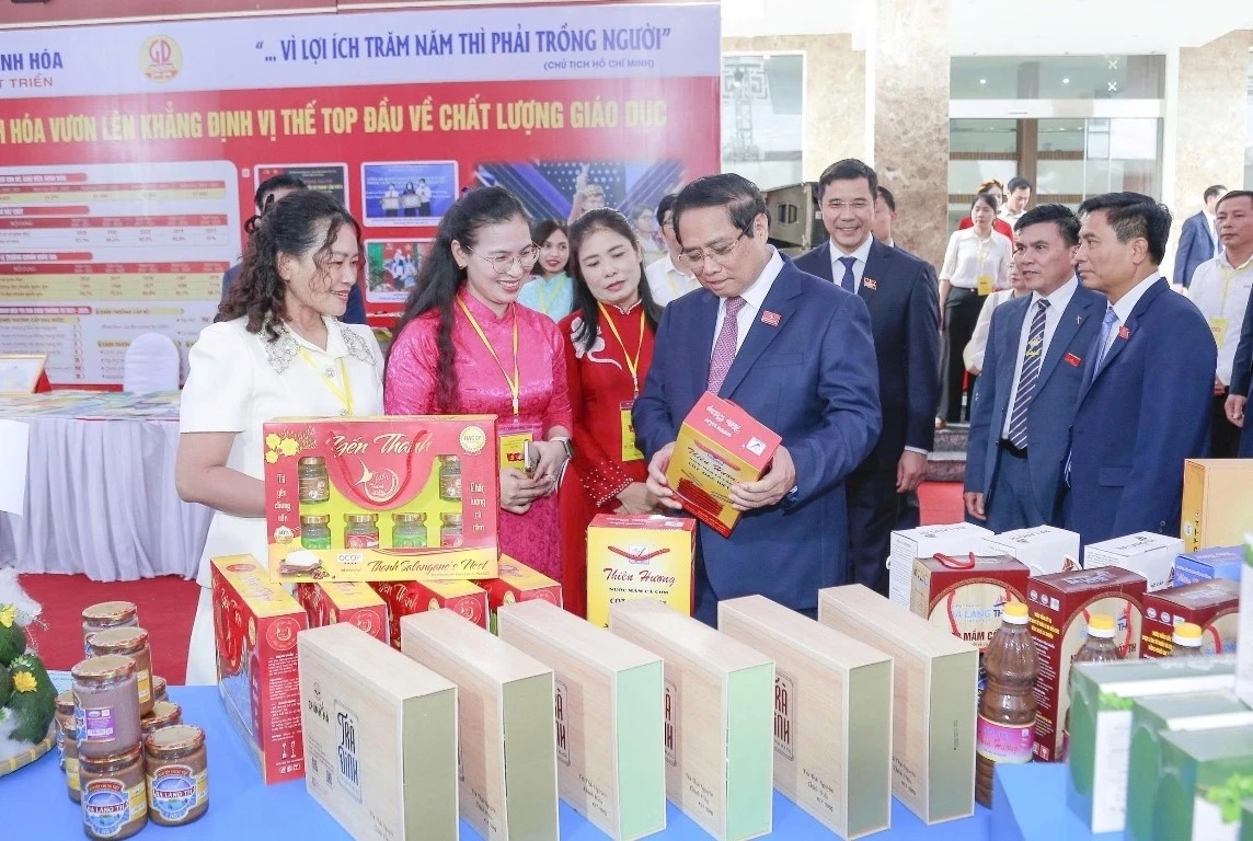 Thủ tướng Chính phủ Phạm Minh Chính và các đại biểu tham quan gian hàng tại Triển lãm thành tựu kinh tế - xã hội tỉnh Thanh Hóa, giai đoạn 2020-2025