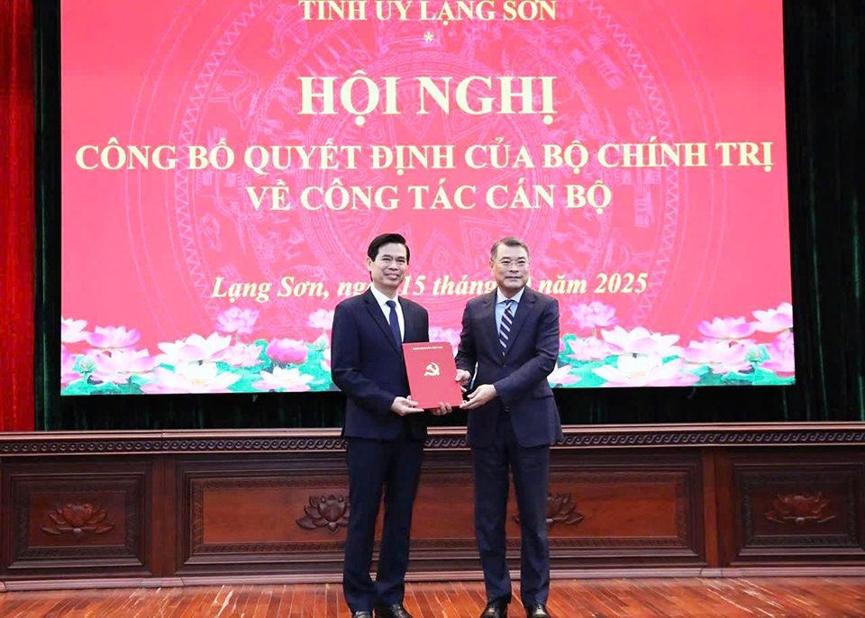 Ông Lê Minh Hưng (bên phải) trao quyết định của Bộ Chính trị cho ông Hoàng Quốc Khánh. Ảnh: Vũ Đạt