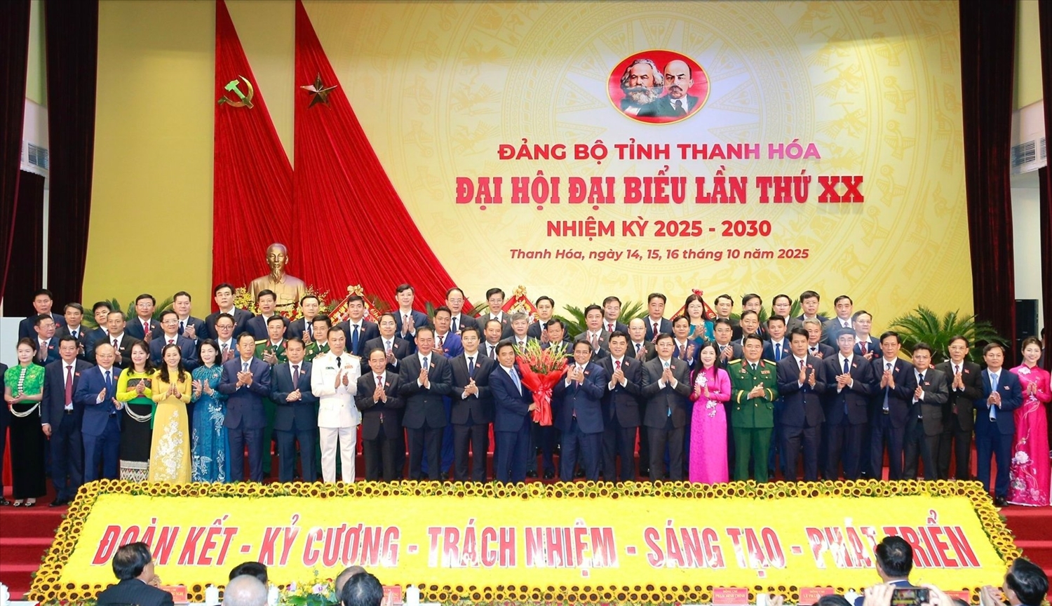 Thủ tướng Chính phủ Phạm Minh Chính tặng hoa chúc mừng 69 ủy viên BCH Đảng bộ tỉnh Thanh Hóa nhiệm kỳ 2025-2030