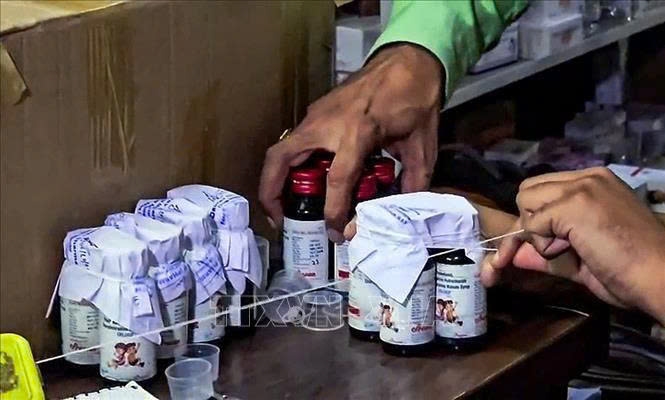 Nhân viên cơ quan quản lý dược phẩm niêm phong các hộp đựng sirô ho Coldrif tại Chhindwara, Ấn Độ, ngày 5/10/2025. Ảnh: ANI/TTXVN
