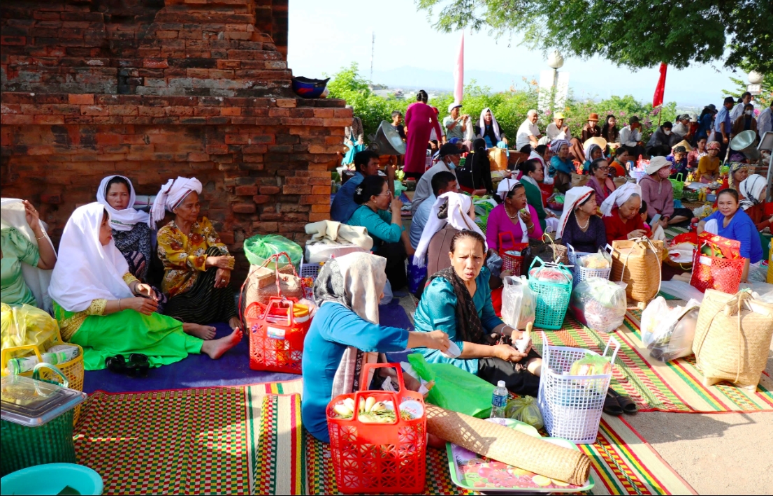 Lễ hội Katê là một trong những tín ngưỡng độc đáo của đồng bào Chăm Bàlamôn (Ảnh X.H)