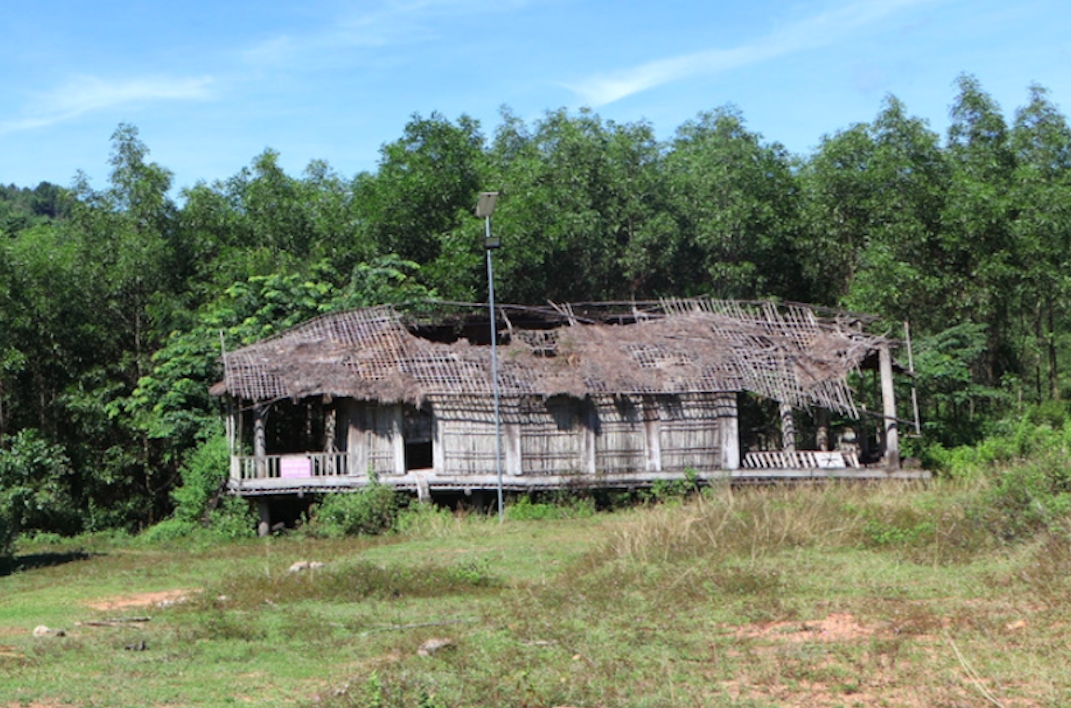 Một ngôi nhà sàn trong Khu bảo tồn chuẩn bị đổ sập (Ảnh T.N)