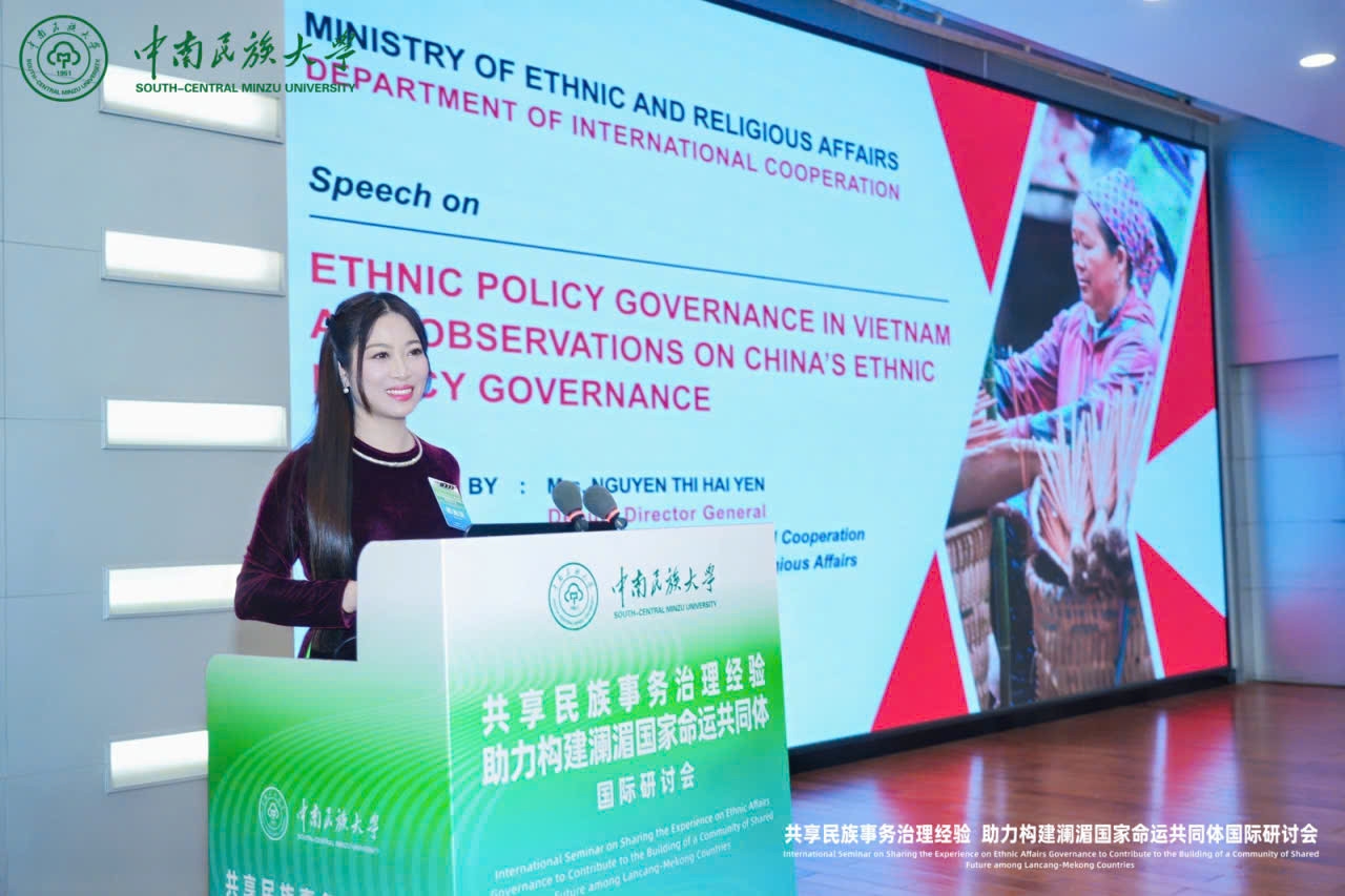 Bà Nguyễn Thị Hải Yến, Phó vụ trưởng Vụ Hợp tác quốc tế, Bộ Dân tộc và Tôn giáo trình bày tham luận tại hội thảo. Ảnh: Vụ Hợp tác quốc tế