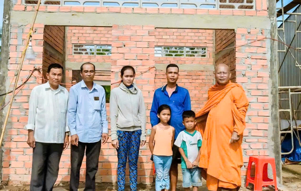 Hòa thượng Tăng Sa Vong tích cực tham gia các phong trào, vận động để xây nhà tình thương cho đồng bào có hoàn cảnh khó khăn. (Ảnh: NVCC)