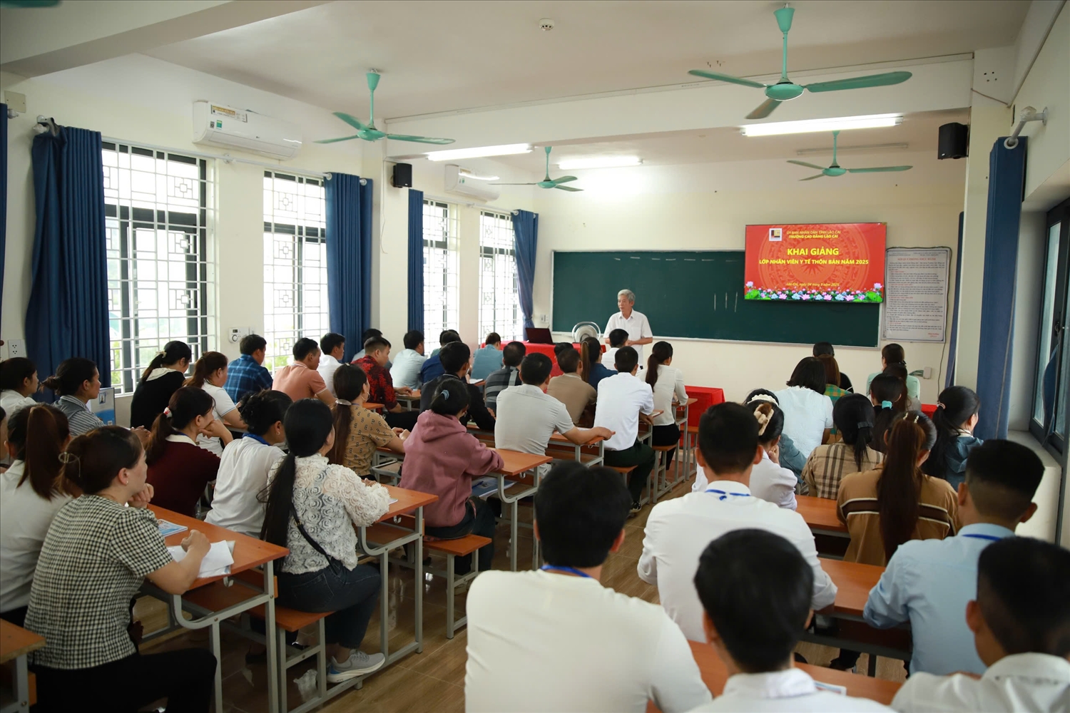 Đội ngũ cô đỡ thôn bản mong muốn được tham gia nhiều hơn các lớp tập huấn để nâng cao chuyên môn, nghiệp vụ và cập nhật kiến thức chăm sóc bà mẹ, trẻ em