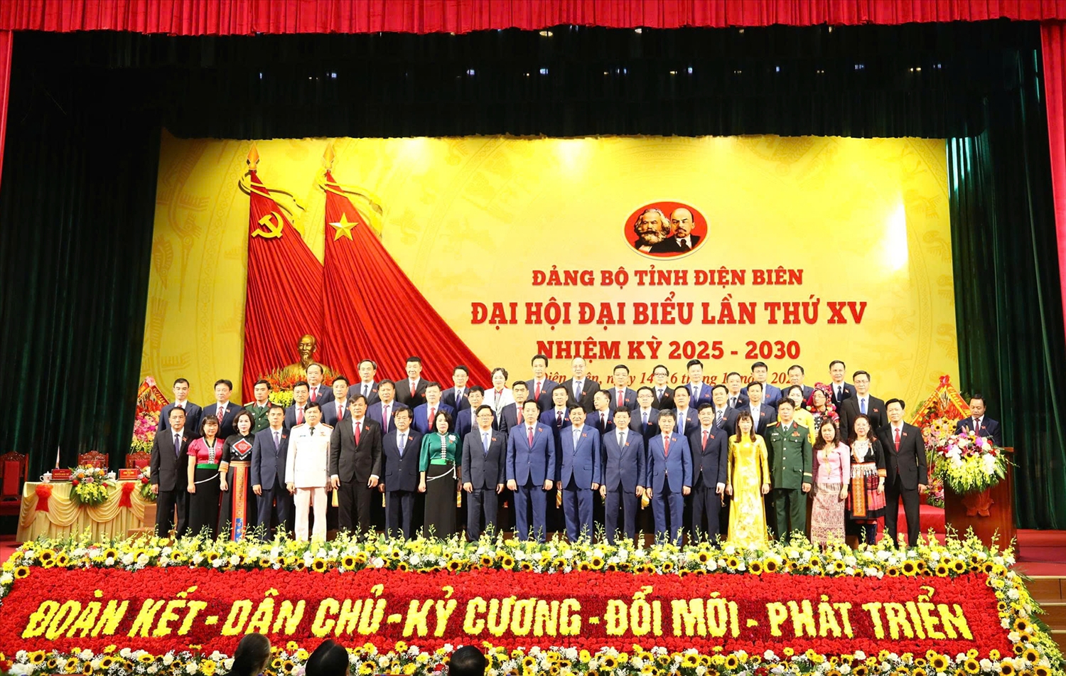 Ban Chấp hành Đảng bộ tỉnh Điện Biên nhiệm kỳ 2025-2030 ra mắt Đại hội. Ảnh Thúy Hồng 