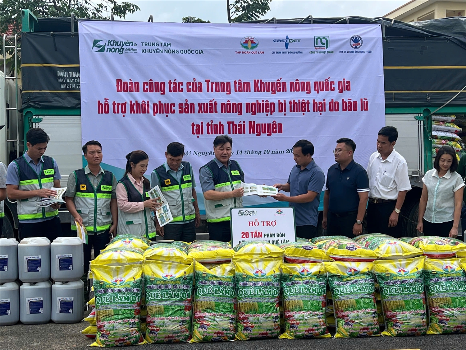 1. Trung tâm Khuyến nông Quốc gia trao tặng các chế phẩm, vật tư cho các hộ dân và UBND xã Đồng Hỷ (Thái Nguyên)
