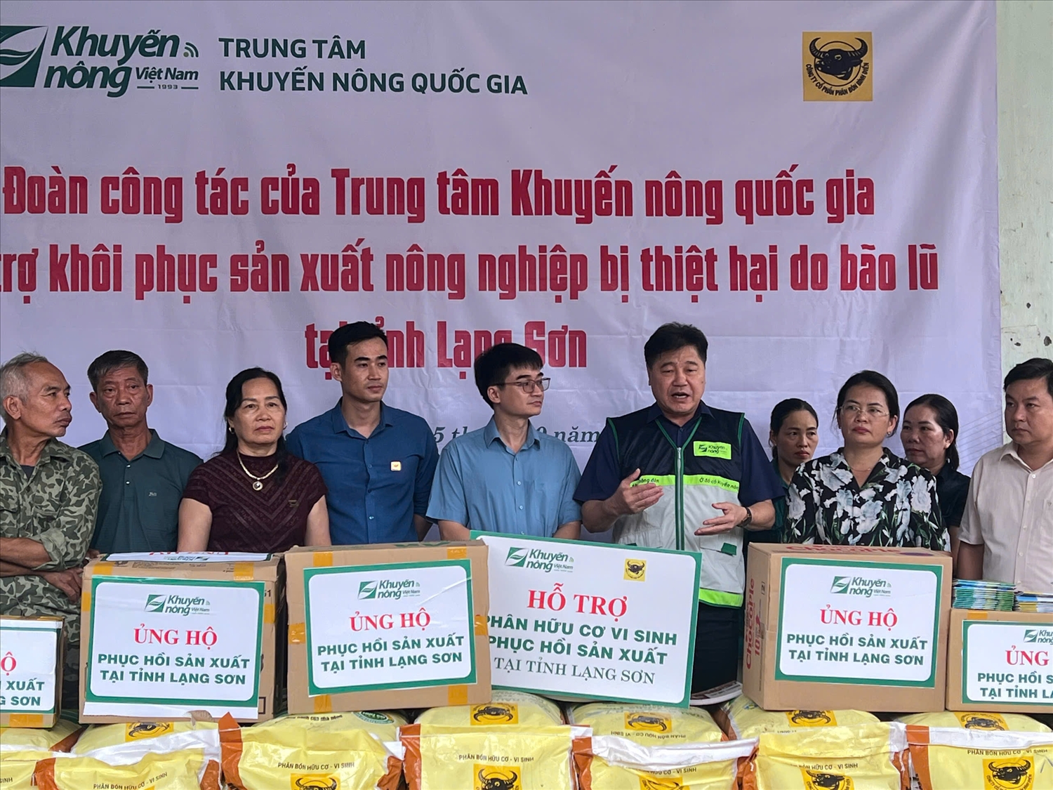 Trung tâm Khuyến nông Quốc gia trao tặng vật tư cho các hộ dân và UBND xã Cai Kinh (Lạng Sơn)