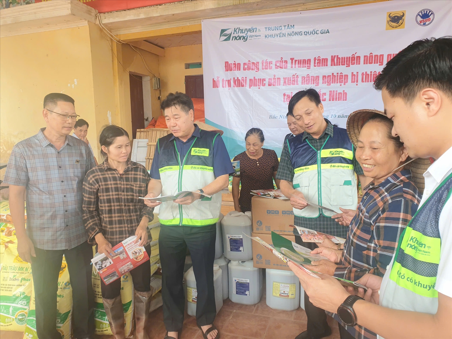 Ông Lê Quốc Thanh – Giám đốc Trung tâm khuyến nông quốc gia chia sẻ và hướng dẫn kỹ thuật cho bà con nhân dân xã Phúc Hòa (Bắc Ninh)
