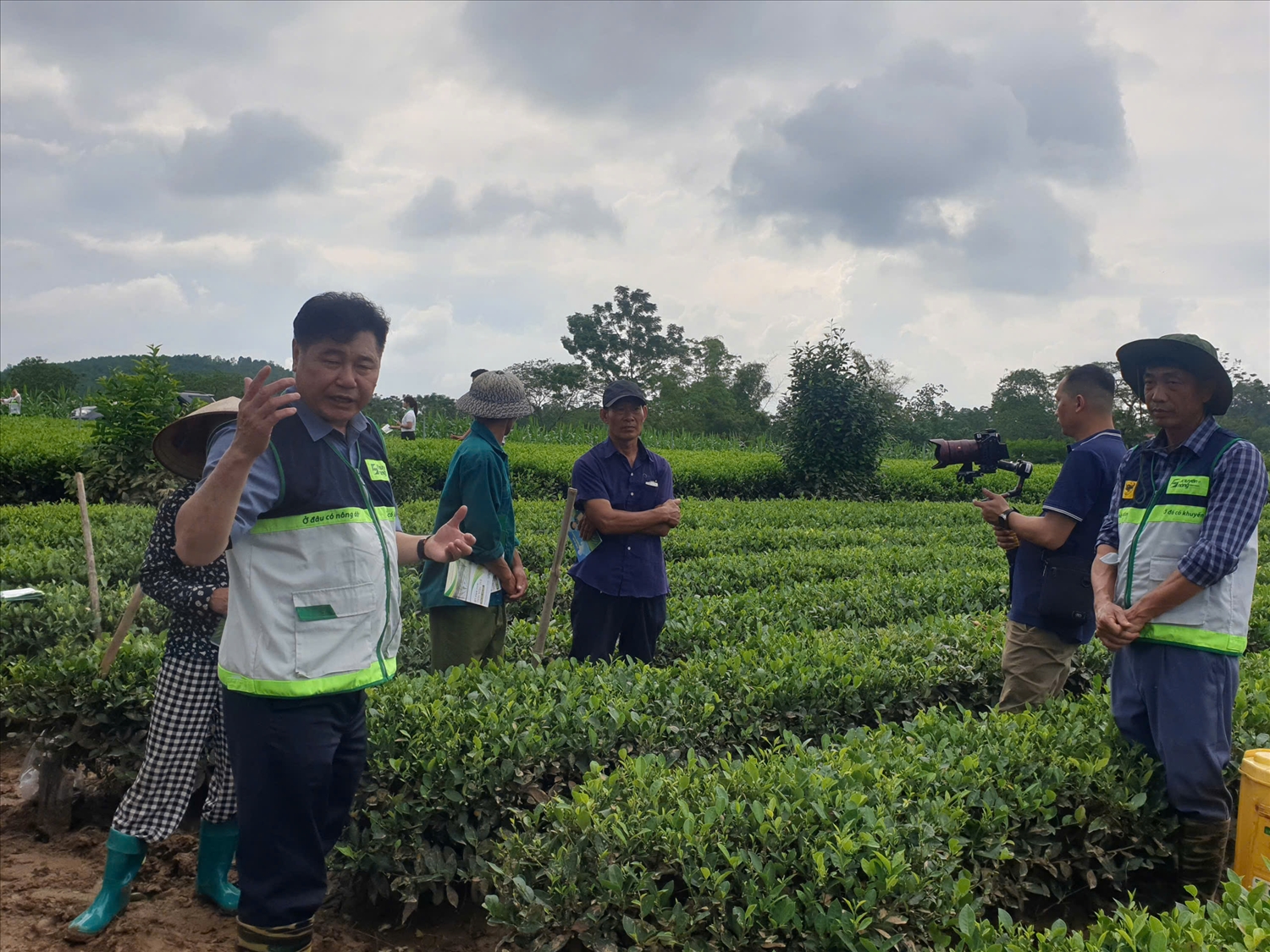 Ông Lê Quốc Thanh – Giám đốc Trung tâm khuyến nông quốc gia chia sẻ và hướng dẫn kỹ thuật cho bà con nhân dân xã Đồng Hỷ (Thái Nguyên)