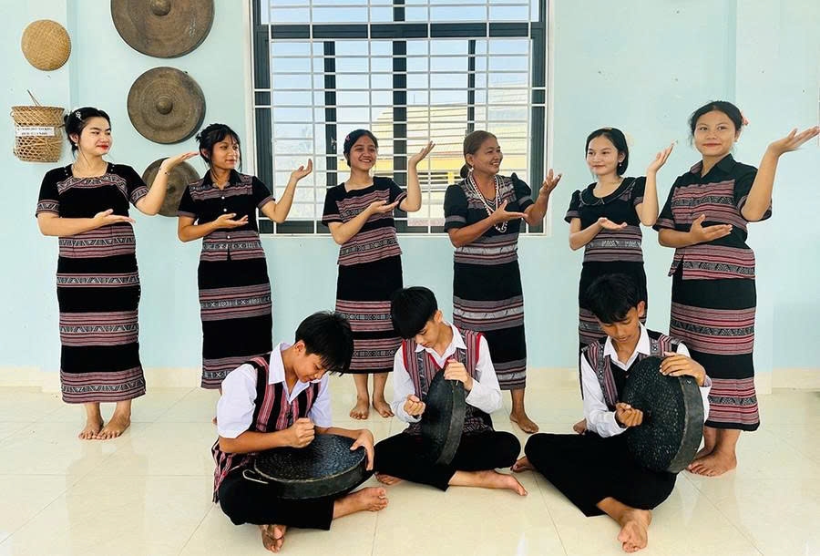 Các thanh thiếu niên được bà Tuyết thực hành một bài đánh chiêng, hướng dẫn cùng hát và múa. (Ảnh D.Đ)