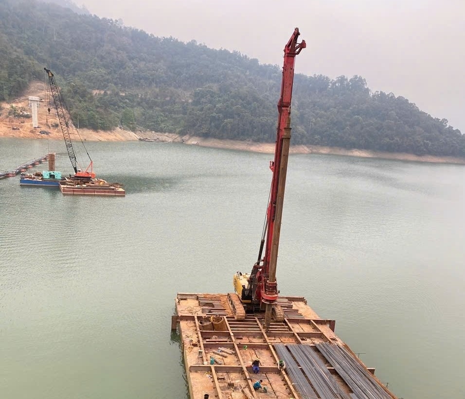 Thi công trụ cầu Suối Hộc trên tuyến đường vào các xã vùng lòng hồ bản Vẽ thuộc các xã Hữu Khuông và Nhôn Mai