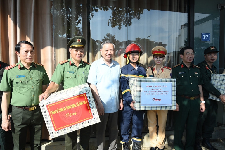Tổng Bí thư Tô Lâm trao quà tặng lực lượng vũ trang tham gia khắc phục hậu quả bão lụt trên địa bàn tỉnh Thái Nguyên. (Ảnh: ĐĂNG KHOA)