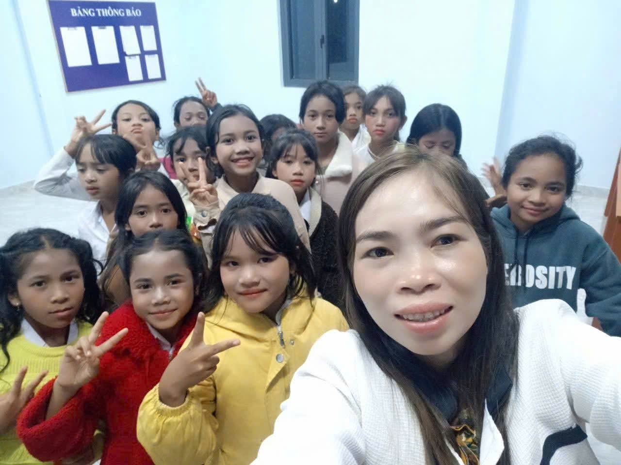 Chị K’ Điệp và các em nhỏ thôn Thực Nghiệm