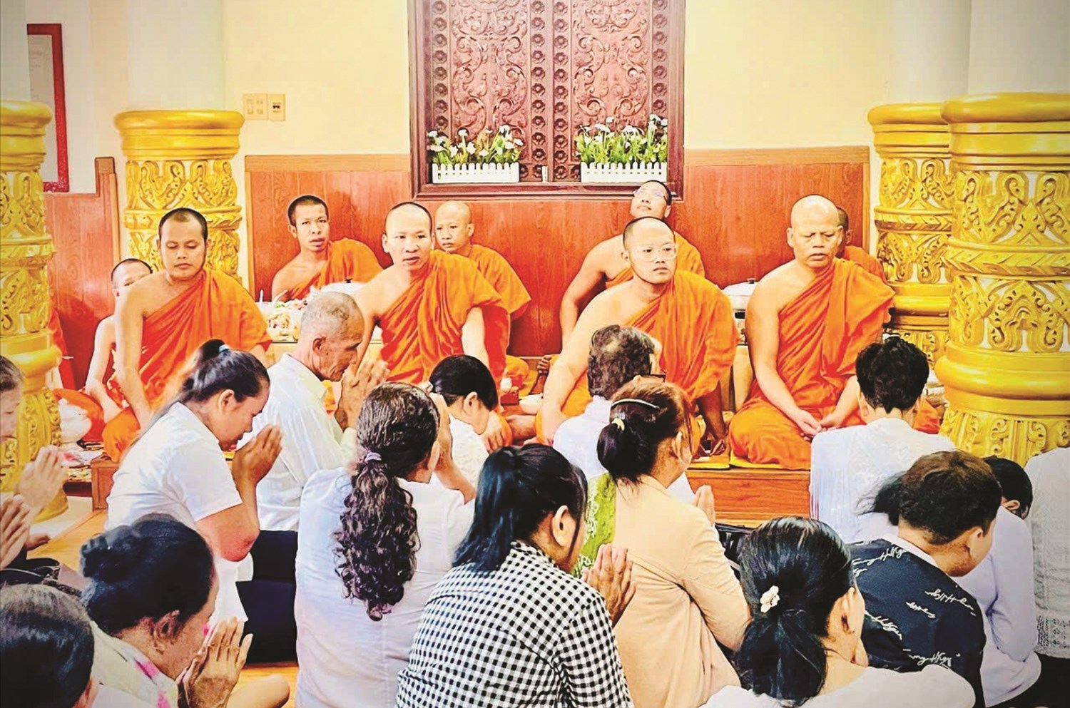 Đồng bào Khmer làm Lễ cầu siêu tại chùa trong dịp Lễ Sene Dolta