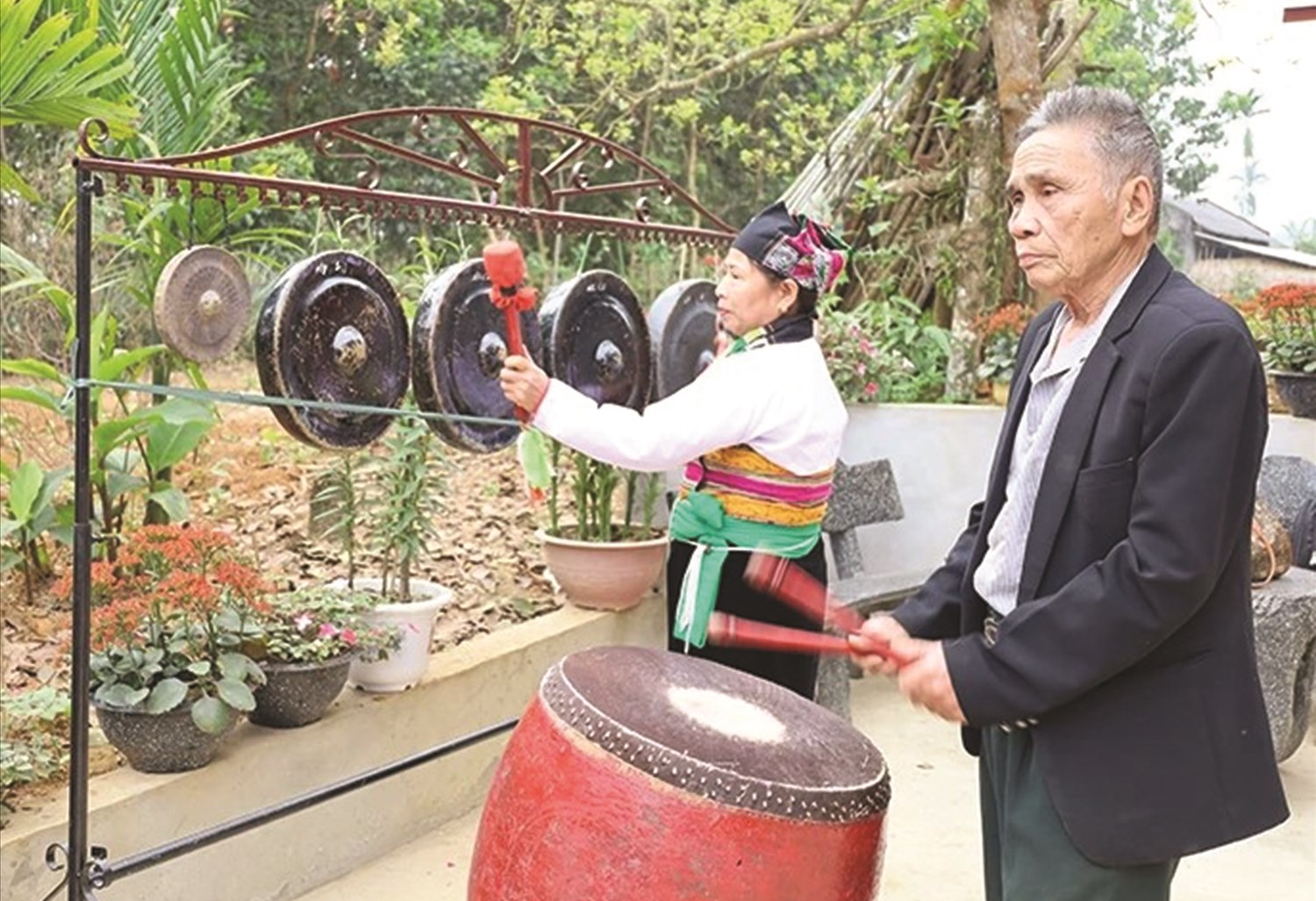 Nghệ nhân Phạm Vũ Vượng, tích cực tham gia các hoạt động truyền dạy cồng chiêng. (ảnh T. Linh)