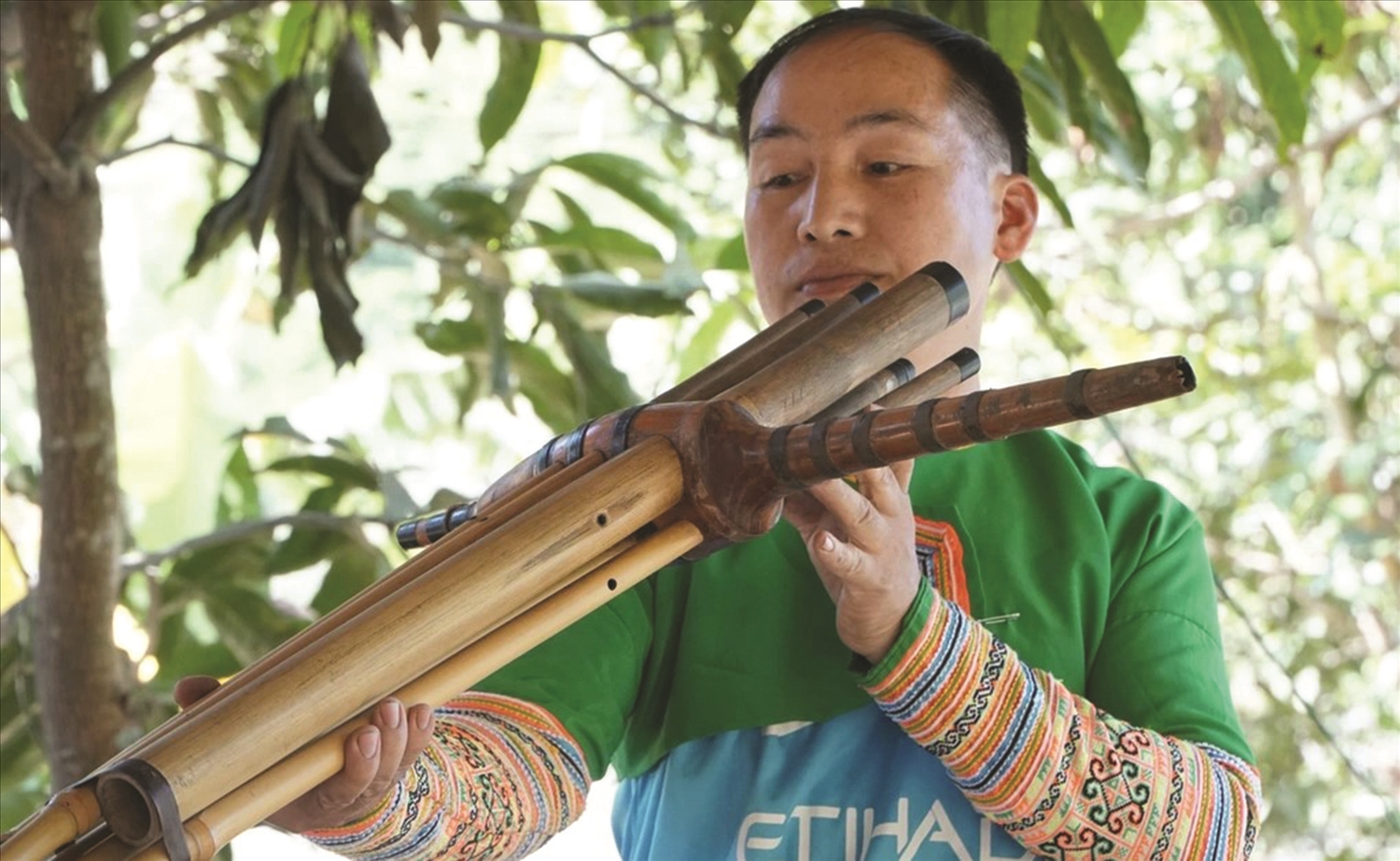 Hơn 40 năm qua, anh Hơ Pó Ma ở bản Cơm, xã Pù Nhi, vẫn lưu giữ văn hóa khèn Mông. (ảnh: T. Tùng)