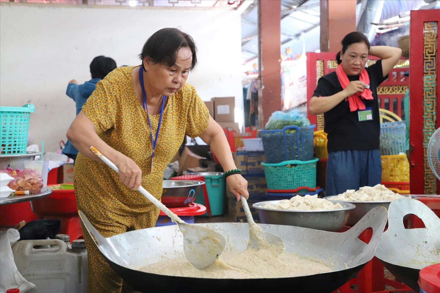 Đồ ăn chay được cô chú làm cẩn thận, sạch sẽ để thết đãi người dân và du khách
