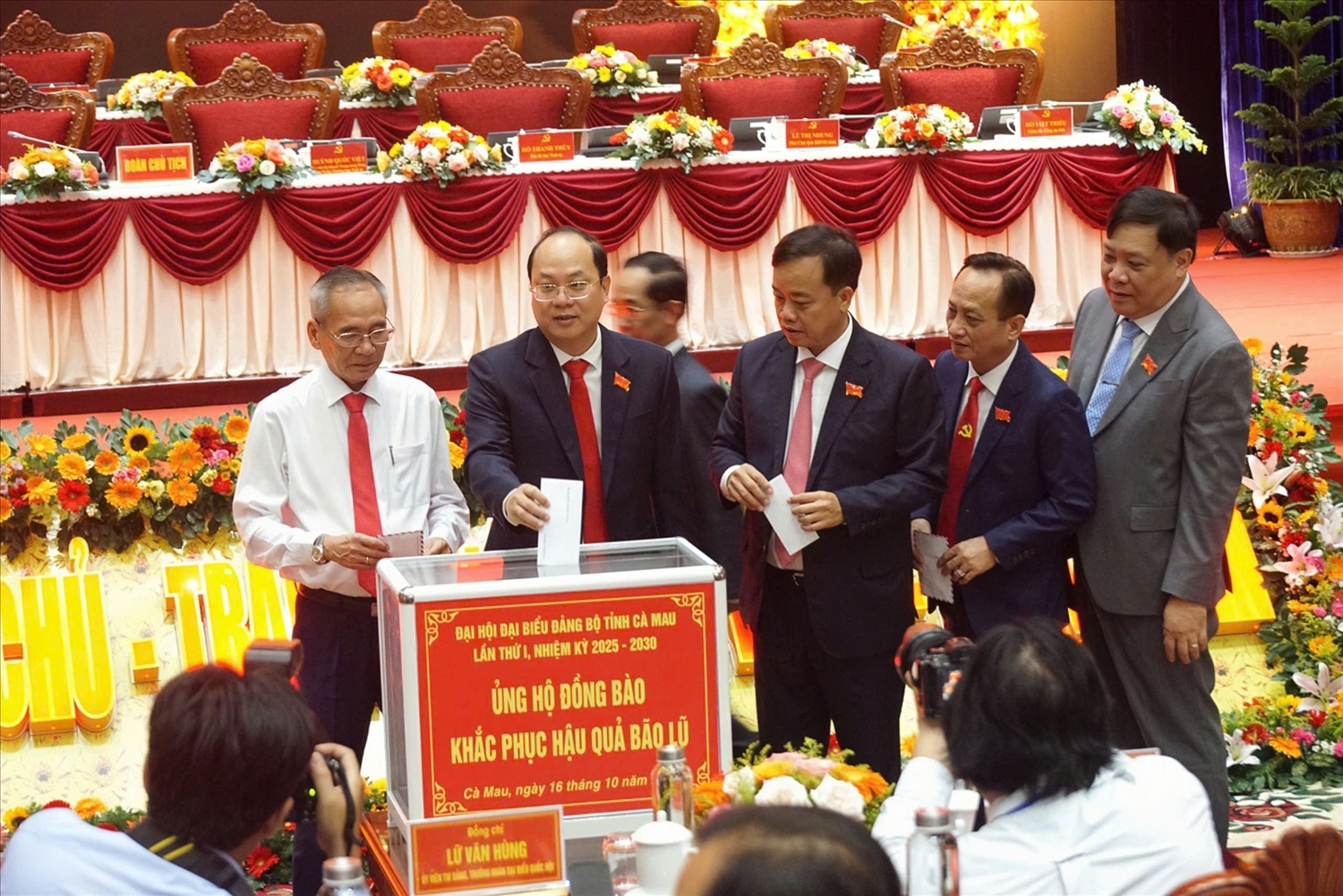 Bí thư Tỉnh uỷ Cà Mau Nguyễn Hồ Hải và cùng lãnh đạo tỉnh ủng hộ đồng bào khắc phục hậu quả bão lũ