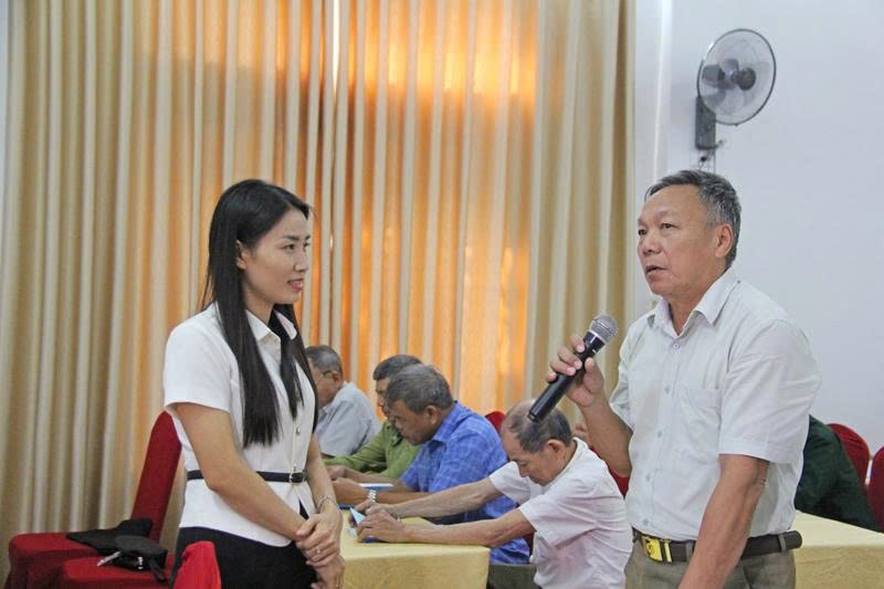 Người có uy tín Đinh Đình Sơn, xã Hóa Quỳ chia sẻ với báo cáo viên về công tác tuyên truyền, vận động ở cơ sở