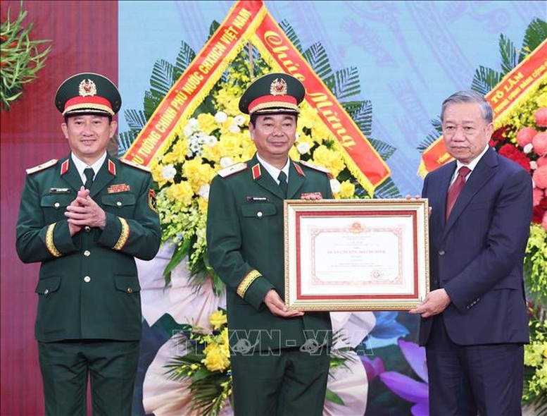Tổng Bí thư Tô Lâm trao Huân chương Hồ Chí Minh tặng Quân khu 1 - Ảnh: TTXVN