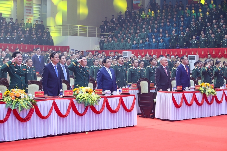 Thủ tướng Phạm Minh Chính và các đại biểu thực hiện nghi lễ chào cờ - Ảnh: VGP/Nhật Bắc