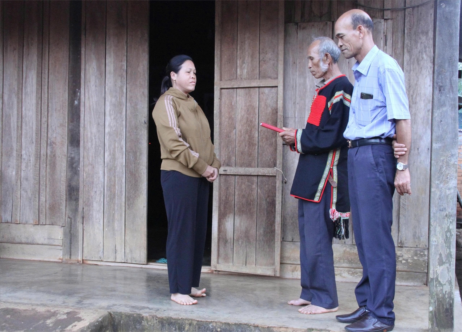 Với hơn 20 năm giữ vai trò người có uy tín, già Y Om (áo thổ cẩm) đã hòa giải hàng trăm mẫu thuẫn góp phần giữ bình yên buôn làng. (Ảnh: L.H)