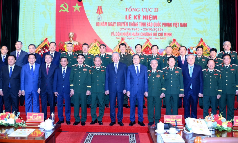 Tổng Bí thư Tô Lâm với lãnh đạo Bộ Quốc phòng và Tổng cục II. (Ảnh: ĐĂNG KHOA)