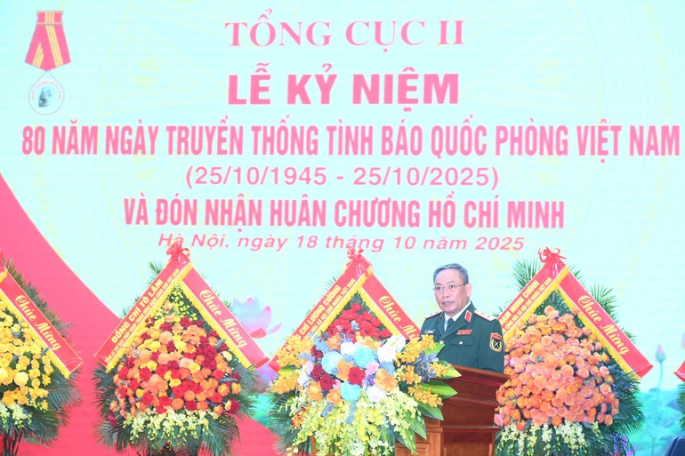 Trung tướng Trần Công Chính, Tổng cục trưởng Tổng cục II (Bộ Quốc phòng) trình bày diễn văn tại lễ kỷ niệm. (Ảnh: ĐĂNG KHOA)