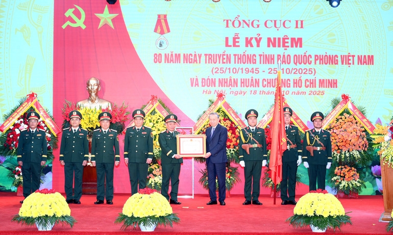 Tổng Bí thư Tô Lâm, Bí thư Quân ủy Trung ương, trao Huân chương Hồ Chí Minh tặng Tổng cục II, Bộ Quốc phòng. (Ảnh: ĐĂNG KHOA)