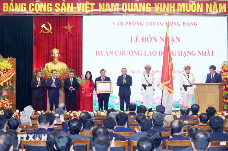 Tổng Bí thư Tô Lâm trao Huân chương Lao động hạng Nhất tặng Văn phòng Trung ương Đảng - Ảnh: TTXVN