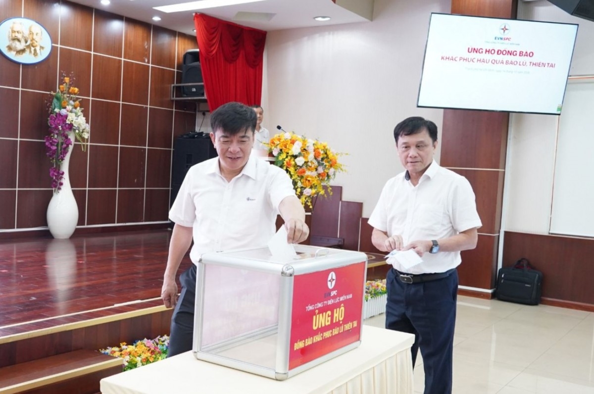Đại diện lãnh đạo EVNSPC đóng góp hỗ trợ đồng bào bị lũ lụt